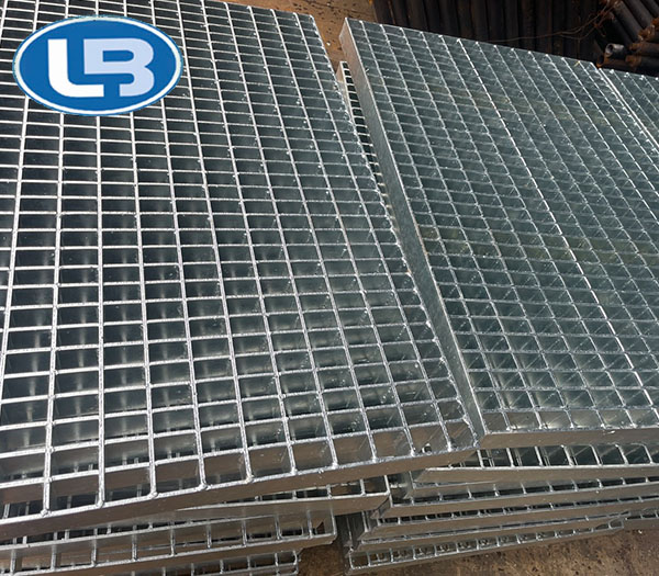 Hot-dip galvanized steel grating